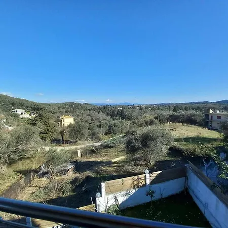 Theo Apartment With Balcony