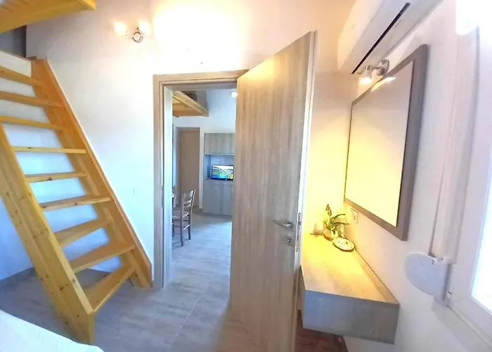 Theo With Balcony 公寓