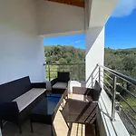 Theo With Balcony 아파트 *